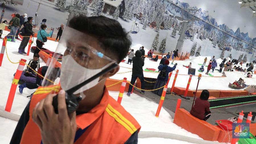 Warga berwisata di Trans Snow World Juanda, Kota Bekasi, Jawa Barat, Jumat (30/10/2020). Selama libur cuti bersama sebanyak 4600 orang telah berkunjung ke Trans Snow World Juanda. (CNBC Indonesia/Muhammad Sabki)