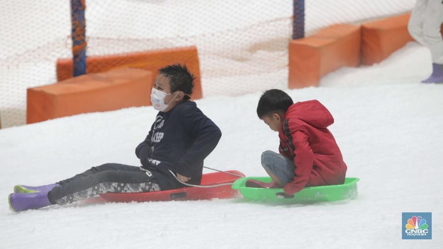 Warga berwisata di Trans Snow World Juanda, Kota Bekasi, Jawa Barat, Jumat (30/10/2020). Selama libur cuti bersama sebanyak 4600 orang telah berkunjung ke Trans Snow World Juanda. (CNBC Indonesia/Muhammad Sabki)