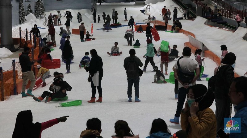 Warga berwisata di Trans Snow World Juanda, Kota Bekasi, Jawa Barat, Jumat (30/10/2020). Selama libur cuti bersama sebanyak 4600 orang telah berkunjung ke Trans Snow World Juanda. (CNBC Indonesia/Muhammad Sabki)
