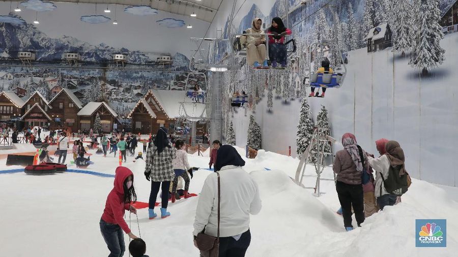 Warga berwisata di Trans Snow World Juanda, Kota Bekasi, Jawa Barat, Jumat (30/10/2020). Selama libur cuti bersama sebanyak 4600 orang telah berkunjung ke Trans Snow World Juanda. (CNBC Indonesia/Muhammad Sabki)