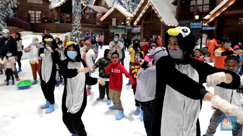 Warga berwisata di Trans Snow World Juanda, Kota Bekasi, Jawa Barat, Jumat (30/10/2020). Selama libur cuti bersama sebanyak 4600 orang telah berkunjung ke Trans Snow World Juanda. (CNBC Indonesia/Muhammad Sabki)