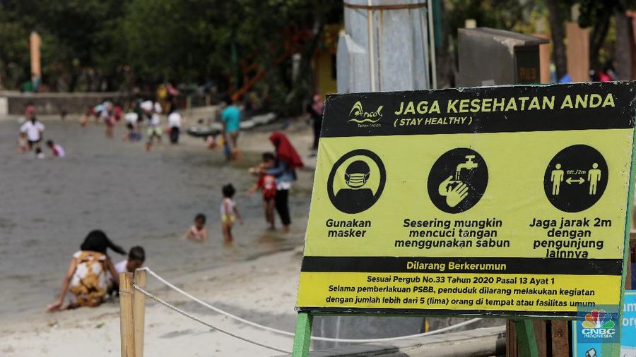 Wisatawan menikmati suasana Pantai Lagoon, Ancol, Jakarta, Jumat (30/10/2020). Libur Nasional dan Cuti bersama dimanfaatkan warga Jakarta untuk bertamasya ke tempat wisata di Jakarta.  (CNBC Indonesia/Andrean Kristianto)
