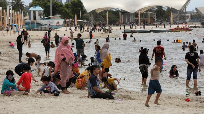 Wisatawan menikmati suasana Pantai Lagoon, Ancol, Jakarta, Jumat (30/10/2020). Libur Nasional dan Cuti bersama dimanfaatkan warga Jakarta untuk bertamasya ke tempat wisata di Jakarta. (CNBC Indonesia/Andrean Kristianto) Wisatawan menikmati suasana Pantai Lagoon, Ancol, Jakarta, Jumat (30/10/2020). Libur Nasional dan Cuti bersama dimanfaatkan warga Jakarta untuk bertamasya ke tempat wisata di Jakarta. (CNBC Indonesia/Andrean Kristianto)