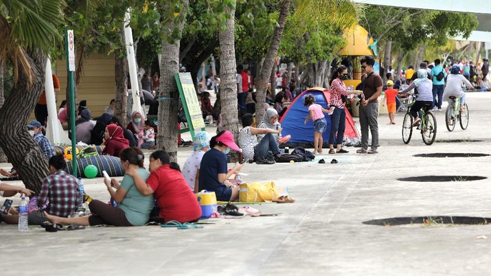Wisatawan menikmati suasana Pantai Lagoon, Ancol, Jakarta, Jumat (30/10/2020). Libur Nasional dan Cuti bersama dimanfaatkan warga Jakarta untuk bertamasya ke tempat wisata di Jakarta. (CNBC Indonesia/Andrean Kristianto) Wisatawan menikmati suasana Pantai Lagoon, Ancol, Jakarta, Jumat (30/10/2020). Libur Nasional dan Cuti bersama dimanfaatkan warga Jakarta untuk bertamasya ke tempat wisata di Jakarta. (CNBC Indonesia/Andrean Kristianto)