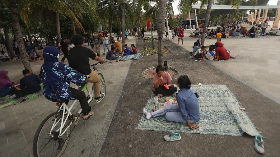 Wisatawan menikmati suasana Pantai Lagoon, Ancol, Jakarta, Jumat (30/10/2020). Libur Nasional dan Cuti bersama dimanfaatkan warga Jakarta untuk bertamasya ke tempat wisata di Jakarta. (CNBC Indonesia/Andrean Kristianto)