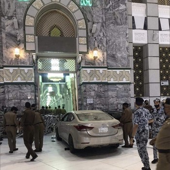 Detik-detik Mobil Tabrak Pintu Gerbang Masjidil Haram