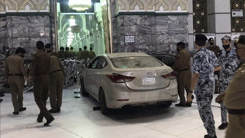 Mobil Tabrak Masjidil haram (Twitter @hsharifain)