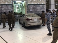 Detik-detik Mobil Tabrak Pintu Gerbang Masjidil Haram