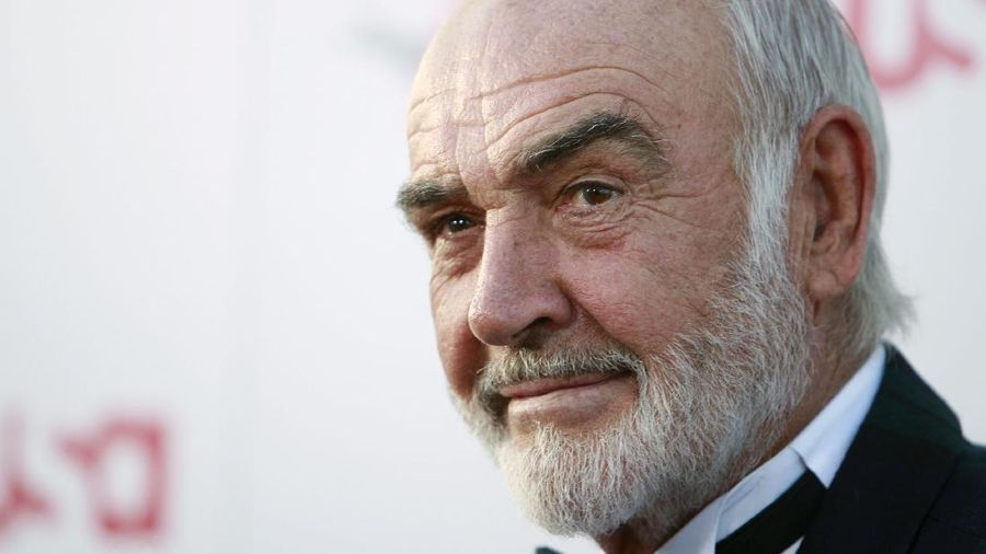 ** ARCHIV ** Sir Sean Connery trifft am 7. Juni 2007 zu einer Verleihung des American Film Institute in Los Angeles ein. Der legendaere Schauspieler und fuer viele Fans der einzig wahre James Bond, stellt beim Buchfestival in Edinburgh seine Memoiren vor. Der zum
