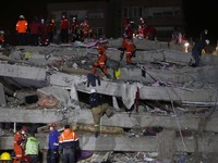 Gempa Turki & Tsunami: 39 Orang Tewas, 800 Lebih Luka-Luka
