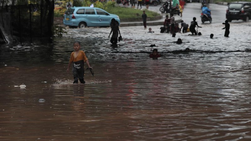 Banjir merendam kolong Tol JORR, depan Grand Kota Bintang, Bekasi Barat, Minggu (1/11/2020).