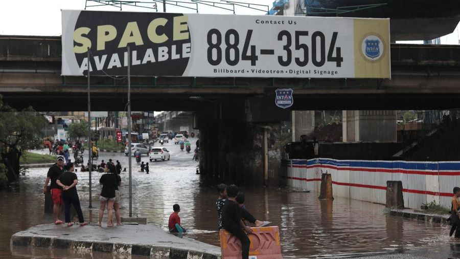 Banjir merendam kolong Tol JORR, depan Grand Kota Bintang, Bekasi Barat, Minggu (1/11/2020).