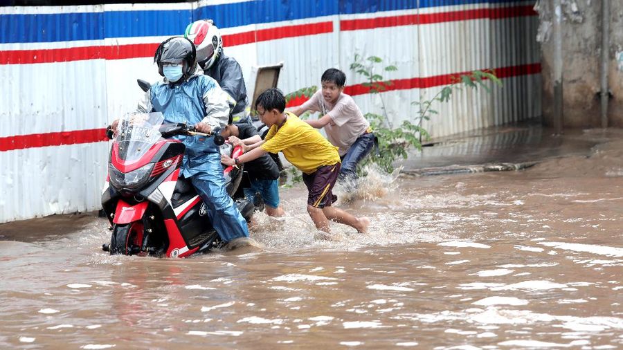 Banjir merendam kolong Tol JORR, depan Grand Kota Bintang, Bekasi Barat, Minggu (1/11/2020).