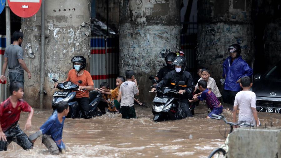 Banjir merendam kolong Tol JORR, depan Grand Kota Bintang, Bekasi Barat, Minggu (1/11/2020).