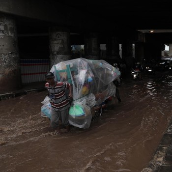 Gegara Hujan Deras, Kolong Tol JORR di Bekasi Barat Banjir