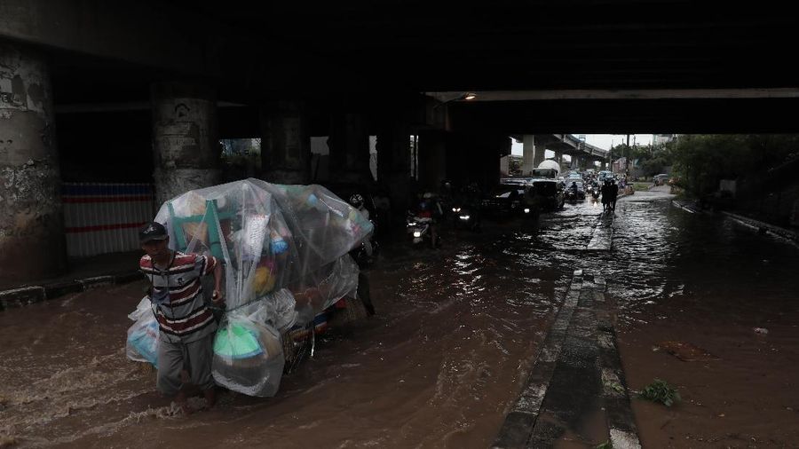 Banjir merendam kolong Tol JORR, depan Grand Kota Bintang, Bekasi Barat, Minggu (1/11/2020).