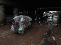 Gegara Hujan Deras, Kolong Tol JORR di Bekasi Barat Banjir