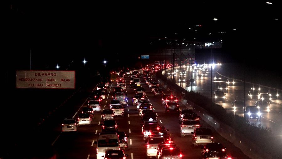 Arus balik menuju Jakarta terpantau padat selama akhir pekan ini. PT Jasa Marga (Persero) mencatat, total volume lalin yang menuju Jakarta hari ini, Minggu (1/11/2020), naik 36,8% jika dibandingkan lalin saat normal.