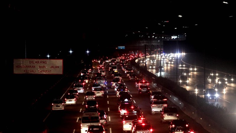 Suasana lalu lintas di Jalan Tol Jakarta-Cikampek dari arah Bandung menuju Jakarta pada hari terakhir libur panjang,  Minggu (1/11/2020).