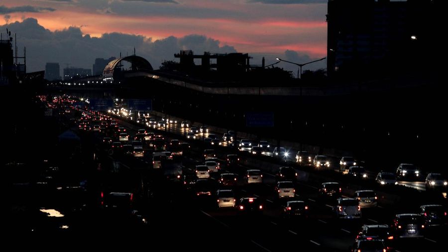 Suasana lalu lintas di Jalan Tol Jakarta-Cikampek dari arah Bandung menuju Jakarta pada hari terakhir libur panjang,  Minggu (1/11/2020).