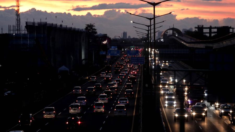 Suasana lalu lintas di Jalan Tol Jakarta-Cikampek dari arah Bandung menuju Jakarta pada hari terakhir libur panjang,  Minggu (1/11/2020).