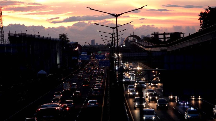 Suasana lalu lintas di Jalan Tol Jakarta-Cikampek dari arah Bandung menuju Jakarta pada hari terakhir libur panjang,  Minggu (1/11/2020).