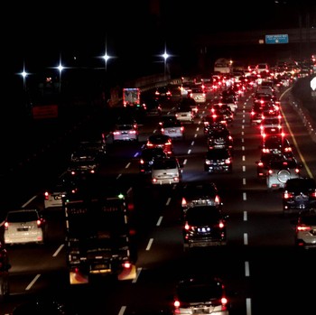 Padat! Potret Arus Balik Libur Panjang Tol Jakarta-Cikampek