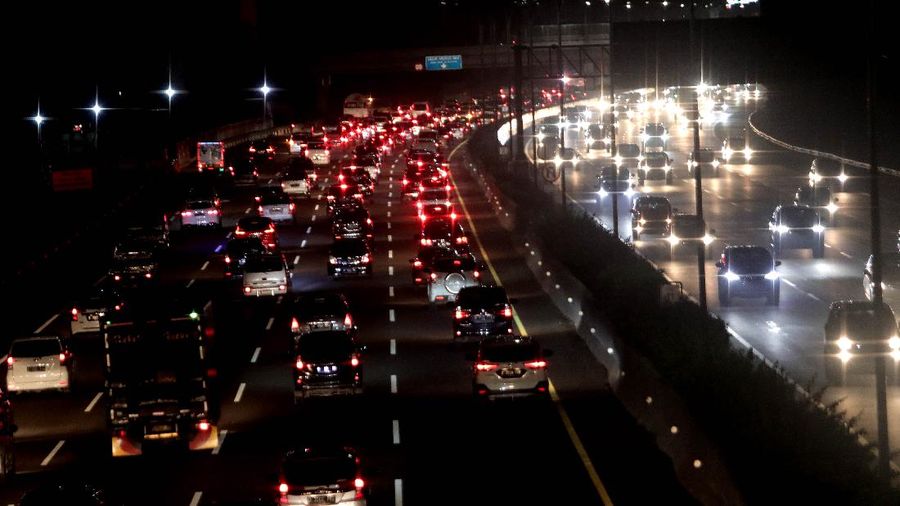 Suasana lalu lintas di Jalan Tol Jakarta-Cikampek dari arah Bandung menuju Jakarta pada hari terakhir libur panjang,  Minggu (1/11/2020).