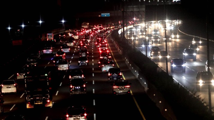 Macet Tol Jakarta-Cikampek Suasana lalu lintas di Jalan Tol Jakarta-Cikampek dari arah Bandung menuju Jakarta pada hari terakhir libur panjang, Minggu (1/11/2020).