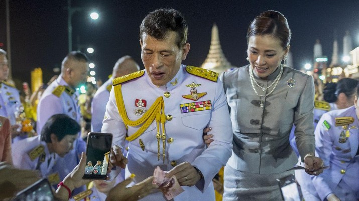 APTOPIX Thailand Protests King Maha Vajiralongkorn and Queen Suthida greet supporters in Bangkok, Thailand, Sunday, Nov. 1, 2020. Under increasing pressure from protesters demanding reforms to the monarchy, Thailand's king and queen met Sunday with thousands of adoring supporters in Bangkok, mixing with citizens in the street after attending a religious ceremony inside the Grand Palace. (AP Photo/Wason Wanichakorn)