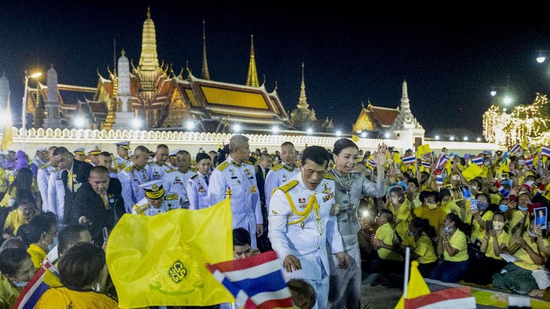 King Maha Vajiralongkorn and Queen Suthida greet supporters in Bangkok, Thailand, Sunday, Nov. 1, 2020. Under increasing pressure from protesters demanding reforms to the monarchy, Thailand's king and queen met Sunday with thousands of adoring supporters in Bangkok, mixing with citizens in the street after attending a religious ceremony inside the Grand Palace. (AP Photo/Wason Wanichakorn)