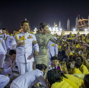 Melihat Raja Thailand Turun Gunung, Sapa Massa Pro Monarki