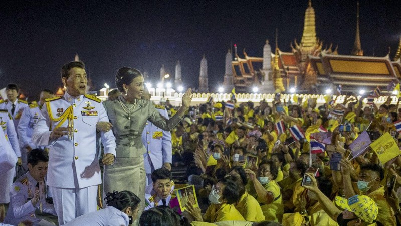 King Maha Vajiralongkorn and Queen Suthida greet supporters in Bangkok, Thailand, Sunday, Nov. 1, 2020. Under increasing pressure from protesters demanding reforms to the monarchy, Thailand's king and queen met Sunday with thousands of adoring supporters in Bangkok, mixing with citizens in the street after attending a religious ceremony inside the Grand Palace. (AP Photo/Wason Wanichakorn)