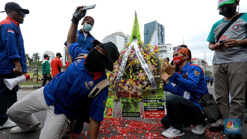 Demo Buruh Tolak Omnibus Law (CNBC Indonesia/ Tri Susilo)