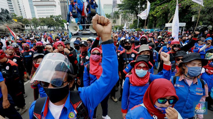 Demo Buruh Tolak Omnibus Law (CNBC Indonesia/ Tri Susilo)