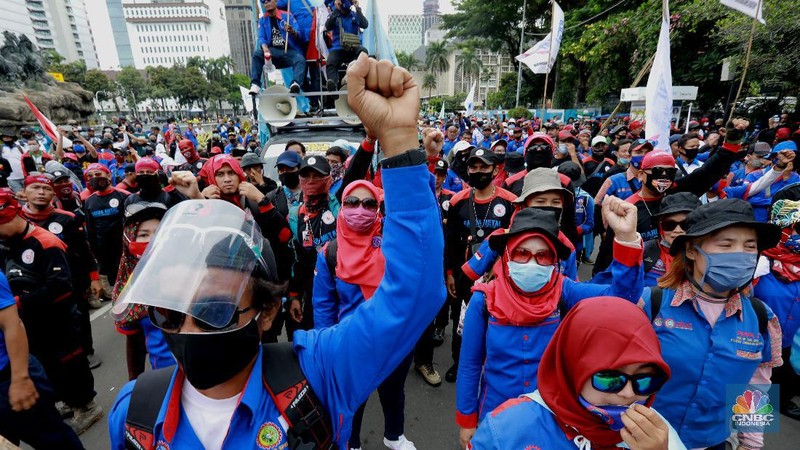 Demo Buruh Tolak Omnibus Law (CNBC Indonesia/ Tri Susilo)