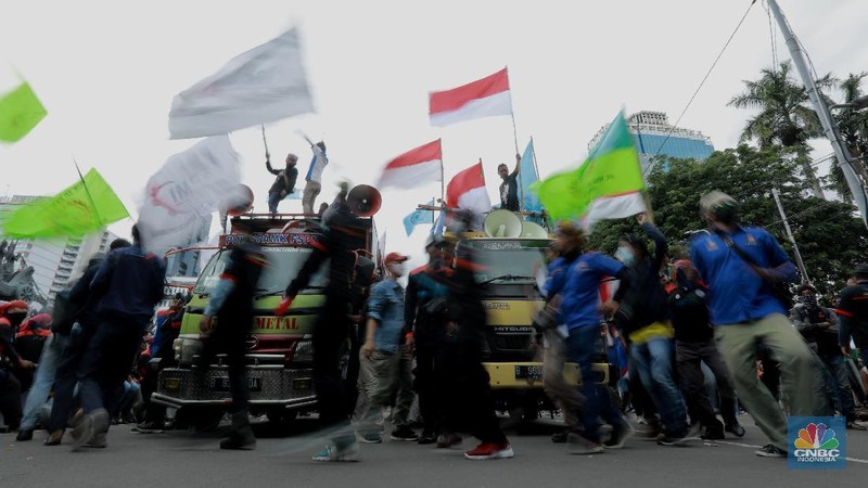 Demo Buruh Tolak Omnibus Law (CNBC Indonesia/ Tri Susilo)