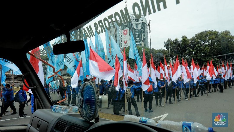 Demo Buruh Tolak Omnibus Law di Patung Kuda (CNBC Indonesia/Tri Susilo)