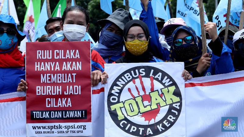 Demo Buruh Tolak Omnibus Law di Patung Kuda (CNBC Indonesia/Tri Susilo)