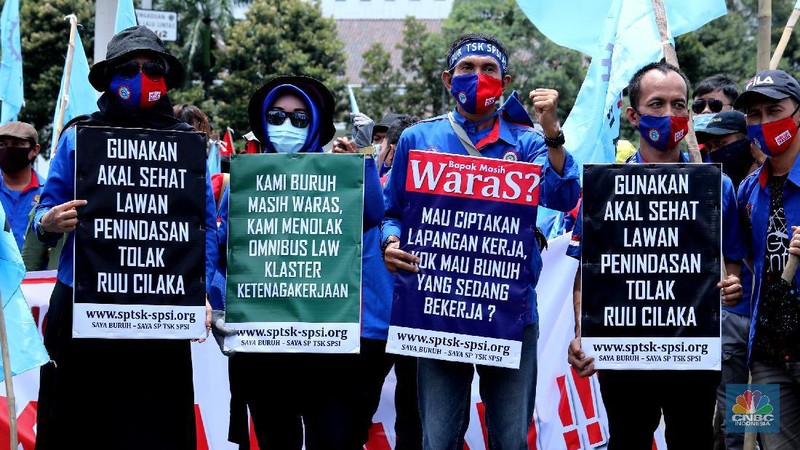 Demo Buruh Tolak Omnibus Law di Patung Kuda (CNBC Indonesia/Tri Susilo)