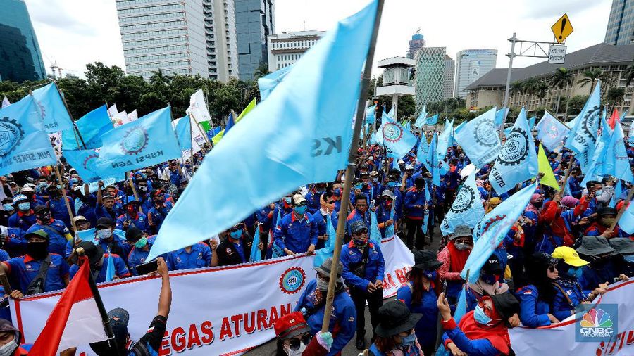 Demo Buruh Tolak Omnibus Law di Patung Kuda (CNBC Indonesia/Tri Susilo)