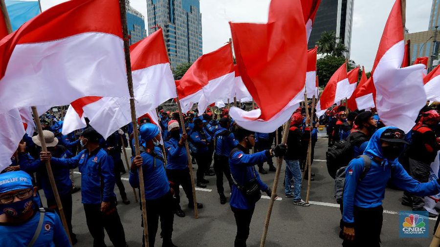 Demo Buruh Tolak Omnibus Law di Patung Kuda (CNBC Indonesia/Tri Susilo)