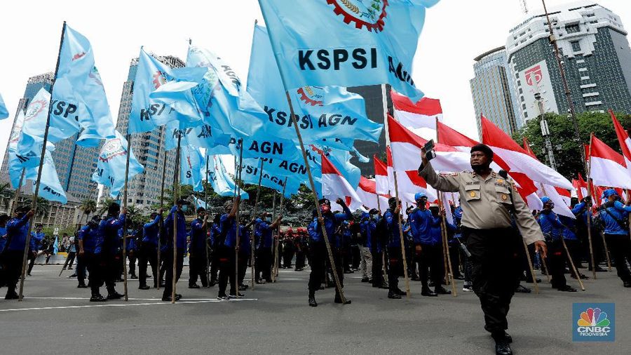 Demo Buruh Tolak Omnibus Law di Patung Kuda (CNBC Indonesia/Tri Susilo)