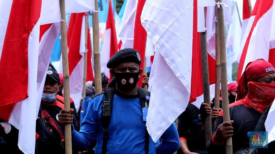 Demo Buruh Tolak Omnibus Law di Patung Kuda (CNBC Indonesia/Tri Susilo)