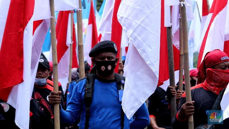 Demo Buruh Tolak Omnibus Law di Patung Kuda (CNBC Indonesia/Tri Susilo)