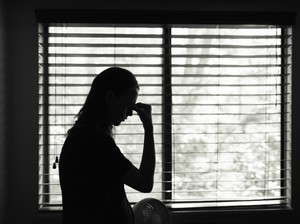 Momen Ngeri KDRT di Bekasi, Istri Bertameng Keranjang di Balkon Apartemen