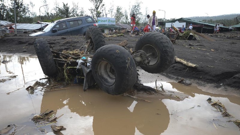 An All-Terrain Vehicle is toppled by strong winds and floods from Typhoon Goni as it hits Daraga, Albay province, central Philippines, Sunday, Nov. 1, 2020. The super typhoon slammed into the eastern Philippines with ferocious winds early Sunday and about a million people have been evacuated in its projected path, including in the capital where the main international airport was ordered closed. (AP Photo)