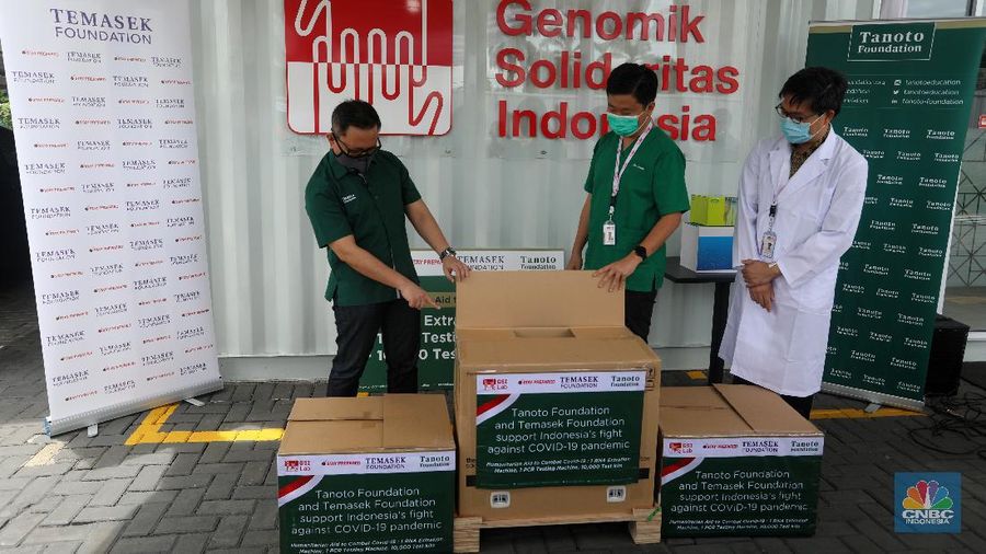 Warga menjalani tes usap atau swab test di GSI Lab (Genomik Solidaritas Indonesia Laboratorium), Cilandak, Jakarta, Senin (2/11/2020). (CNBC Indonesia/Andrean Kristianto)