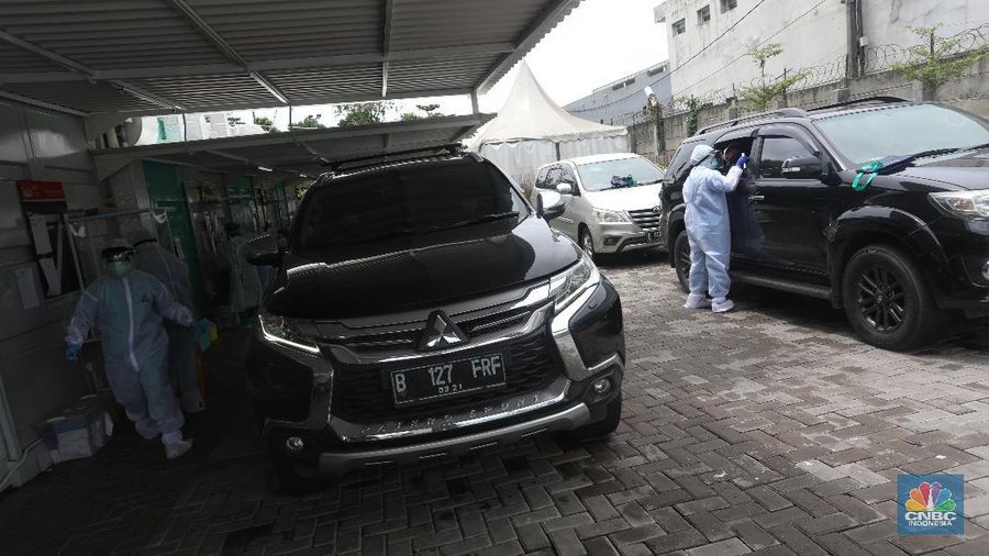 Warga menjalani tes usap atau swab test di GSI Lab (Genomik Solidaritas Indonesia Laboratorium), Cilandak, Jakarta, Senin (2/11/2020). (CNBC Indonesia/Andrean Kristianto)