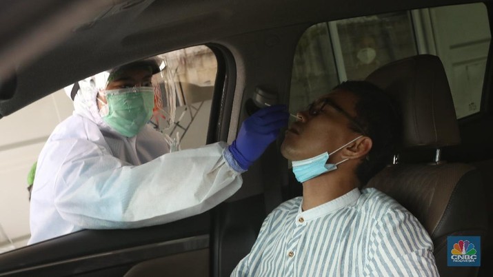 Warga menjalani tes usap atau swab test di GSI Lab (Genomik Solidaritas Indonesia Laboratorium), Cilandak, Jakarta, Senin (2/11/2020). (CNBC Indonesia/Andrean Kristianto)